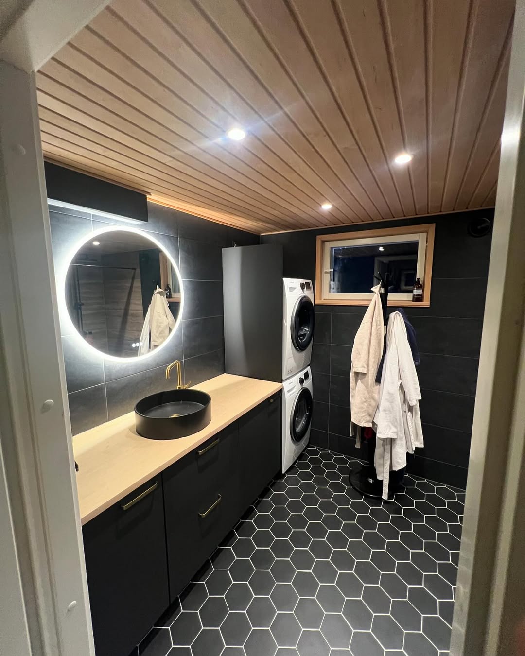 Kylpyhuoneremontti — tumma moderni kylpyhuone