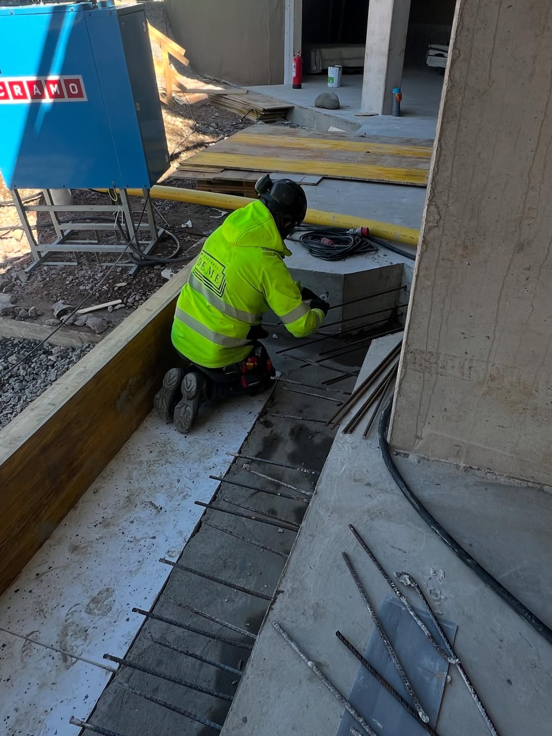 Rakennus Deme ty&ouml;ntekij&auml; raudoitusty&ouml;ss&auml;